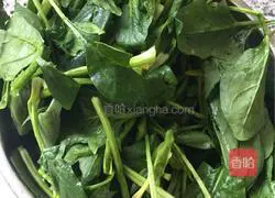 Illustration of how to make spinach with nuts 1