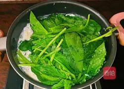 Illustration of how to make minced meat, spinach and egg soup 9