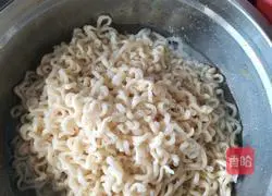 Stir-fried instant noodles with meat skewers Illustration of how to do it 3