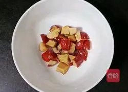 Illustration of how to make yam, red dates and white fungus soup (baby food supplement) 3