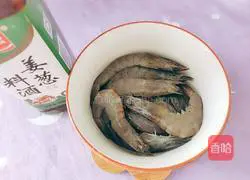 Illustration of how to make shrimp, white clam, corn and lotus root soup 4