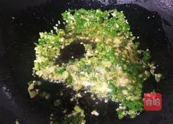 Illustration of how to make green pepper and preserved eggs 8