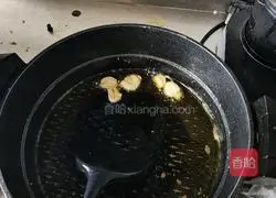 Illustration of how to make fried instant noodles with meat skewers 6