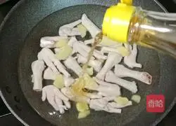 Illustration of how to make peanut, red dates and chicken feet soup 5