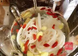 Illustration of how to make Ginkgo, Lotus Root and Tremella Soup (strengthening the spleen and nourishing the skin) 8