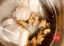 Illustration of how to make garlic white meat with rice 1