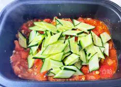 Illustration of how to make tomato, cucumber and scrambled eggs 12