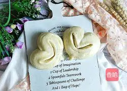 Illustration of how to make heart-shaped white steamed buns 16