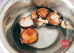 Illustration of how to make mushroom and seaweed soup 2