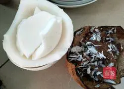 Illustration of how to make freshly squeezed coconut juice 3