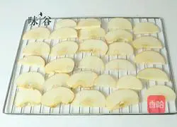 Illustration of how to make baked apple slices 3