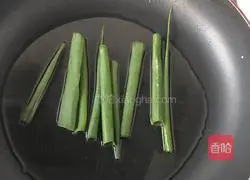 Illustration of how to make noodles with scallion oil 3