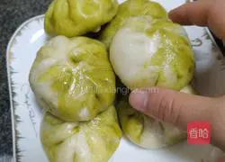 Illustration of how to make two-color mushroom and fresh meat buns 12