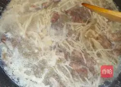 Illustration of how to make enoki mushroom and fat beef soup 3