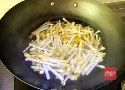 Illustration of how to make cold peanut sprouts 3