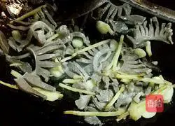 Illustration of how to make fried duck gizzards with sour beans 7