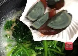 Illustration of how to make preserved egg, shrimp and spinach soup 6