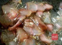 Illustration of how to stir-fry bacon with garlic sprouts 5