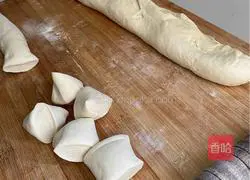 Illustration of how to make pork and mushroom buns 3