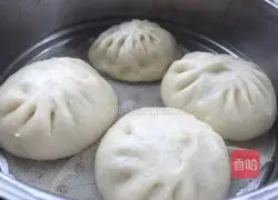 Illustration of making onion and pork buns 22