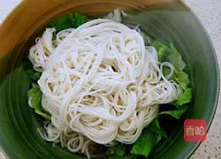 Illustration of how to make chicken soup noodles 20