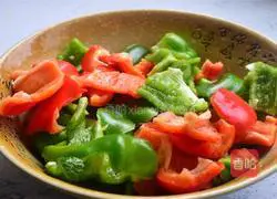 Illustration of how to make colorful pepper and pork dumplings 2