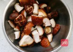 Illustration of how to stew chicken wings with mushrooms and yuba 4