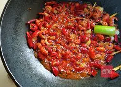 Illustration of how to make spicy crayfish tail 4