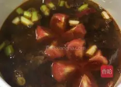 Illustration of how to make tomato stewed beef brisket 3