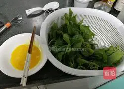 Illustration of how to make mulberry leaf and egg soup 1
