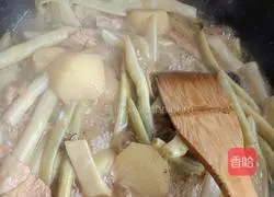 Illustration of how to make potato stewed beans and pancakes in one pot 23