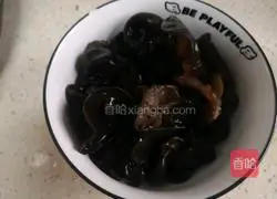 Illustration of braised pork ribs with mushrooms and fungus 4