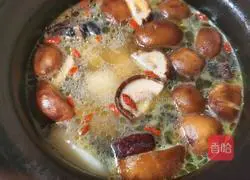 Recipe for nourishing qi and blood, red dates, wolfberry, black chicken soup (nourishing medicinal diet) 4