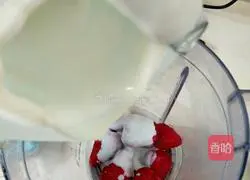 Illustration of how to make strawberry milkshake 4