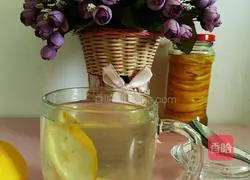 Illustration of how to make lemon honey water 3