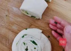 Illustration of how to make hand-shred green onion pancakes 4