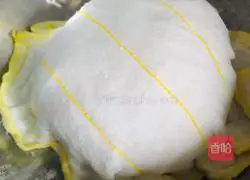 Illustration of how to make leek, egg and shrimp dumplings 1