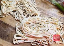 Illustration of how to make radish pulp on the water surface 11