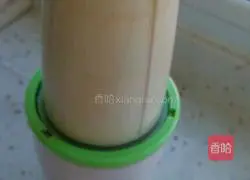 Illustration of how to make banana milkshake 4