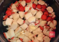 Illustration of how to fish fruits in sugar water 4