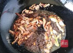 Illustration of how to make king oyster mushroom shredded pork and double pepper hand-made noodles 3