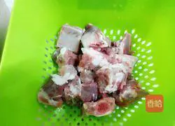 Illustration of how to make pork ribs and corn soup 1