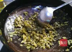 Illustration of how to stir-fry shredded pork with pickled cabbage 9