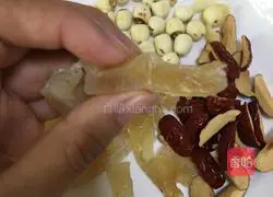 Illustration of how to make fish maw stewed in milk 2