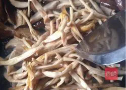 Illustration of making braised noodles 9