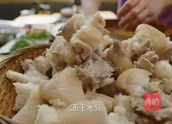 The lazy version of spicy pig's trotters is simple and soft and delicious.Illustration 4