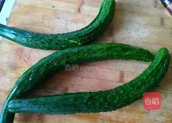 Illustration of how to make cold egg cucumber 1