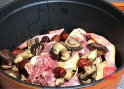 Illustration of how to make red date, mushroom and dolphin soup 3