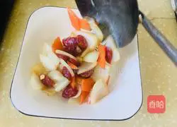 Illustration of how to make fried sausages with onions and carrots 7