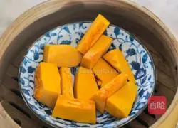 Illustration of how to make pumpkin lotus leaf cake 1